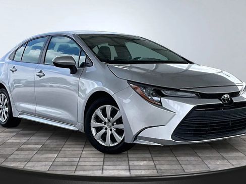 Used 2023 Toyota Corolla LE FWD image 3