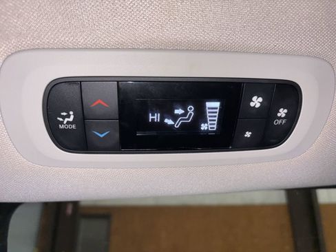 Used 2023 Chrysler Voyager LX image 39