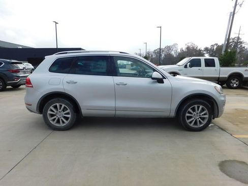 Used 2014 Volkswagen Touareg Sport image 8