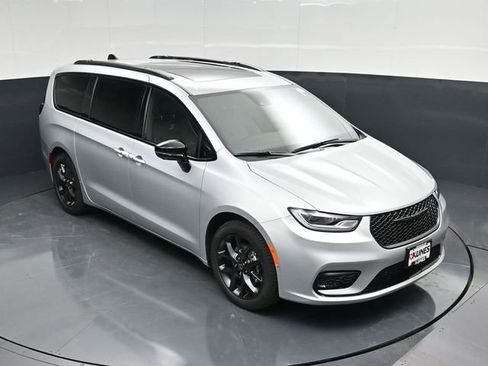 New 2026 Chrysler Pacifica Limited FWD image 50