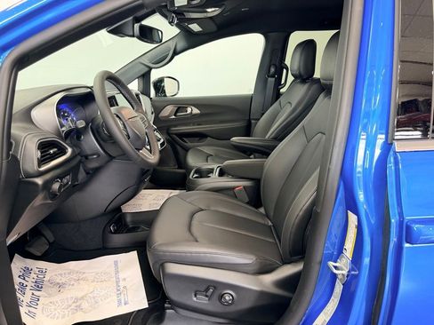 New 2027 Chrysler Pacifica Select AWD/4WD image 3