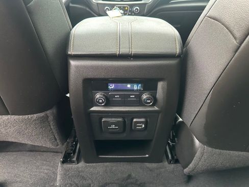 Used 2021 Chevrolet Traverse RS image 25