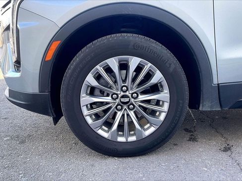 Used 2025 Cadillac XT4 Premium Luxury image 9