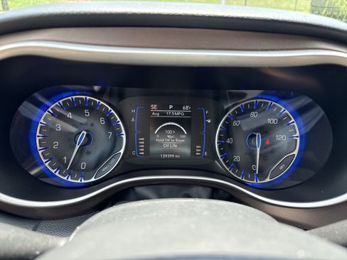 Used 2017 Chrysler Pacifica Touring Plus w/ Tire & Wheel Group FWD image 24