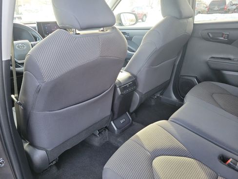 Used 2024 Toyota Highlander LE image 13