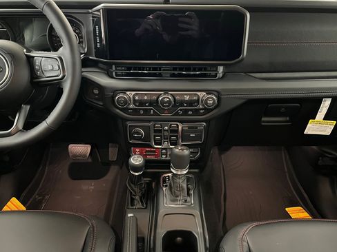 New 2025 Jeep Gladiator Rubicon image 13