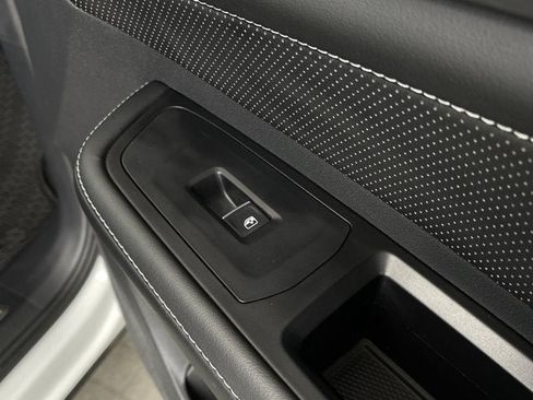 Used 2024 Volkswagen Atlas Cross Sport SE image 19