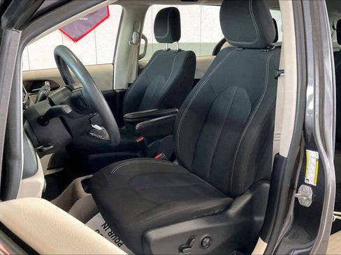 Used 2023 Chrysler Voyager LX FWD image 3