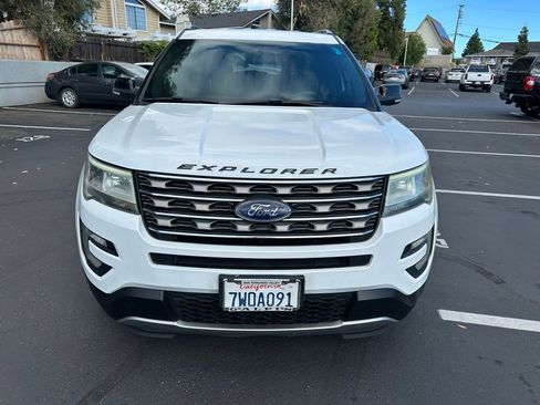 Used 2017 Ford Explorer XLT image 6