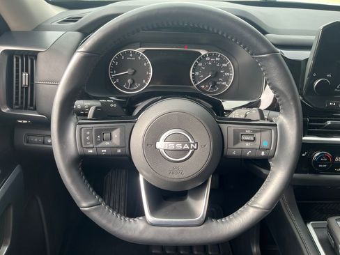 Used 2025 Nissan Pathfinder SL FWD image 15
