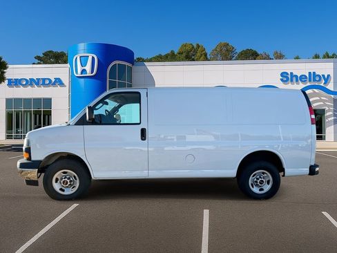 Used 2024 GMC Savana 2500 w/ Driver Convenience Package image 5