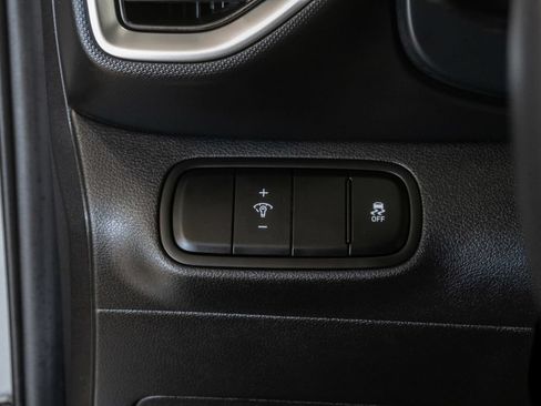 Used 2025 Hyundai Venue SEL FWD image 14