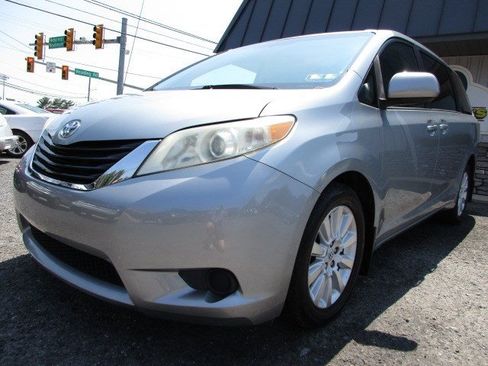 Used 2014 Toyota Sienna LE AWD/4WD image 4