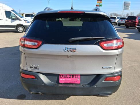 Used 2018 Jeep Cherokee Latitude Plus w/ Comfort/Convenience Group AWD/4WD image 5