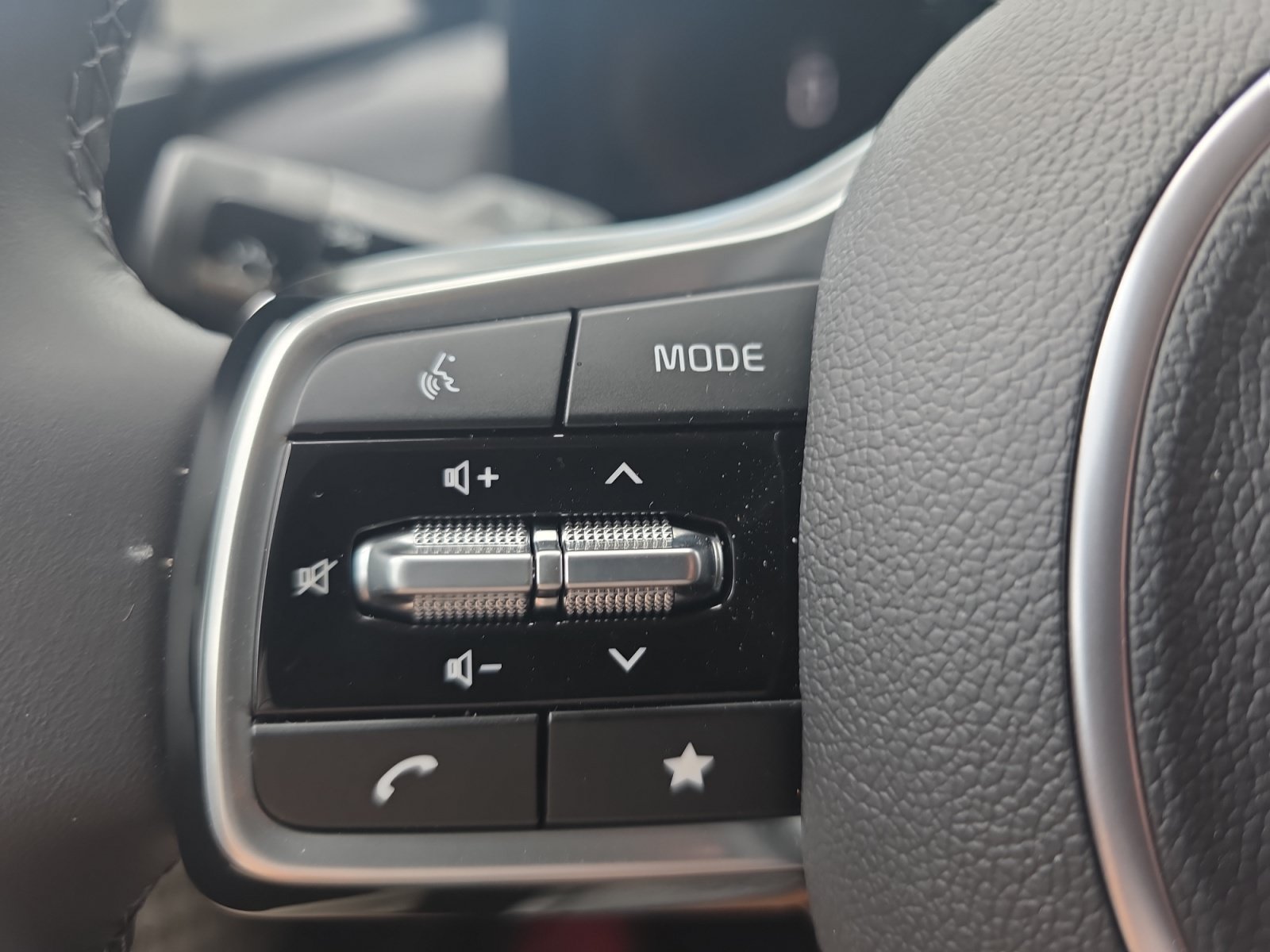 Certified 2026 Kia Carnival FWD image 25