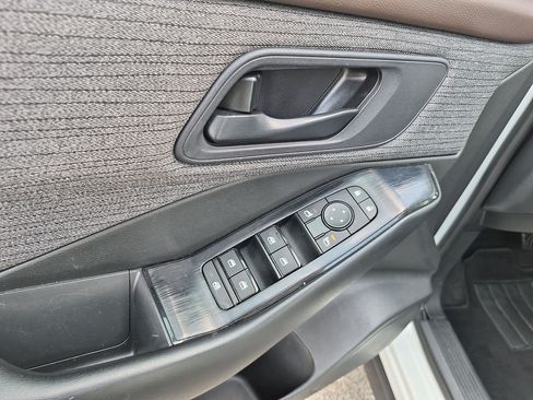 Used 2023 Nissan Rogue S AWD/4WD image 12