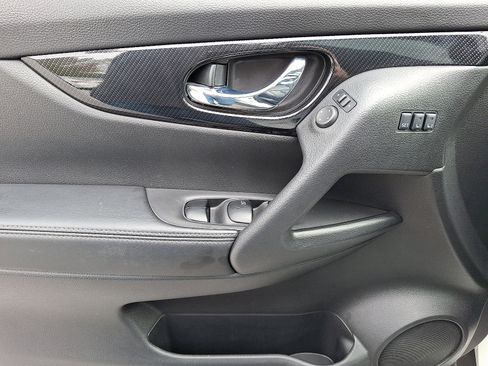 Used 2018 Nissan Rogue SL w/ Premium Package image 12