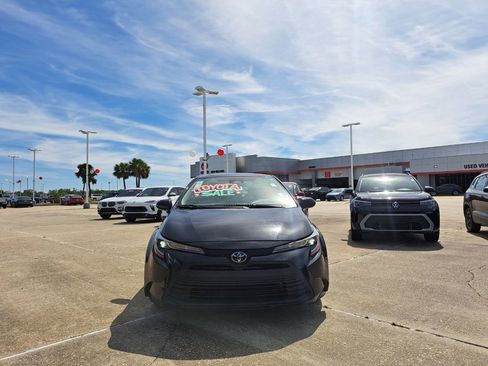 Used 2024 Toyota Corolla LE image 2