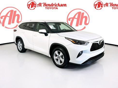 Used 2024 Toyota Highlander LE image 1