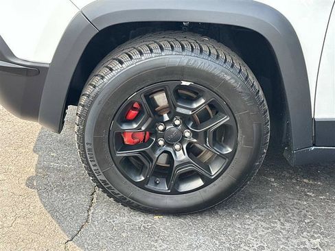 Used 2019 Jeep Cherokee Trailhawk AWD/4WD image 6