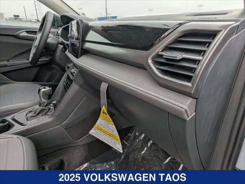 New 2025 Volkswagen Taos SE FWD image 20