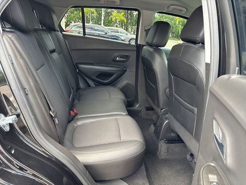 Used 2022 Chevrolet Trax LT w/ Midnight Edition FWD image 18