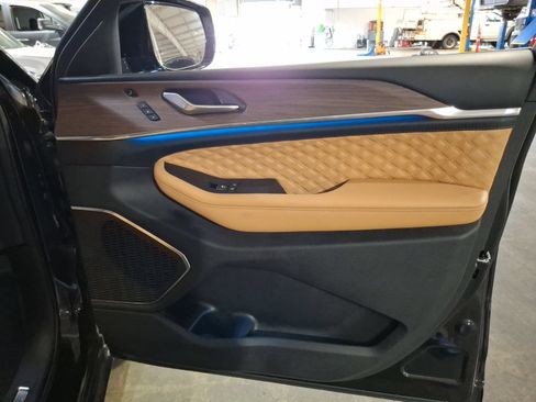 Certified 2025 Jeep Grand Cherokee Summit AWD/4WD image 21