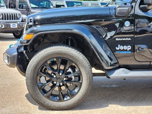 Used 2022 Jeep Wrangler Unlimited Sahara w/ Cold Weather Group AWD/4WD image 9