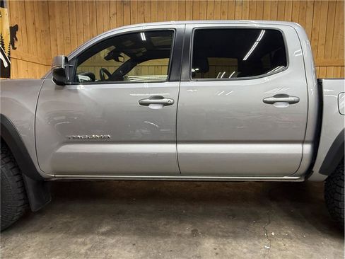 Used 2019 Toyota Tacoma TRD Off-Road w/ TRD Premium Off Road Package AWD/4WD image 10