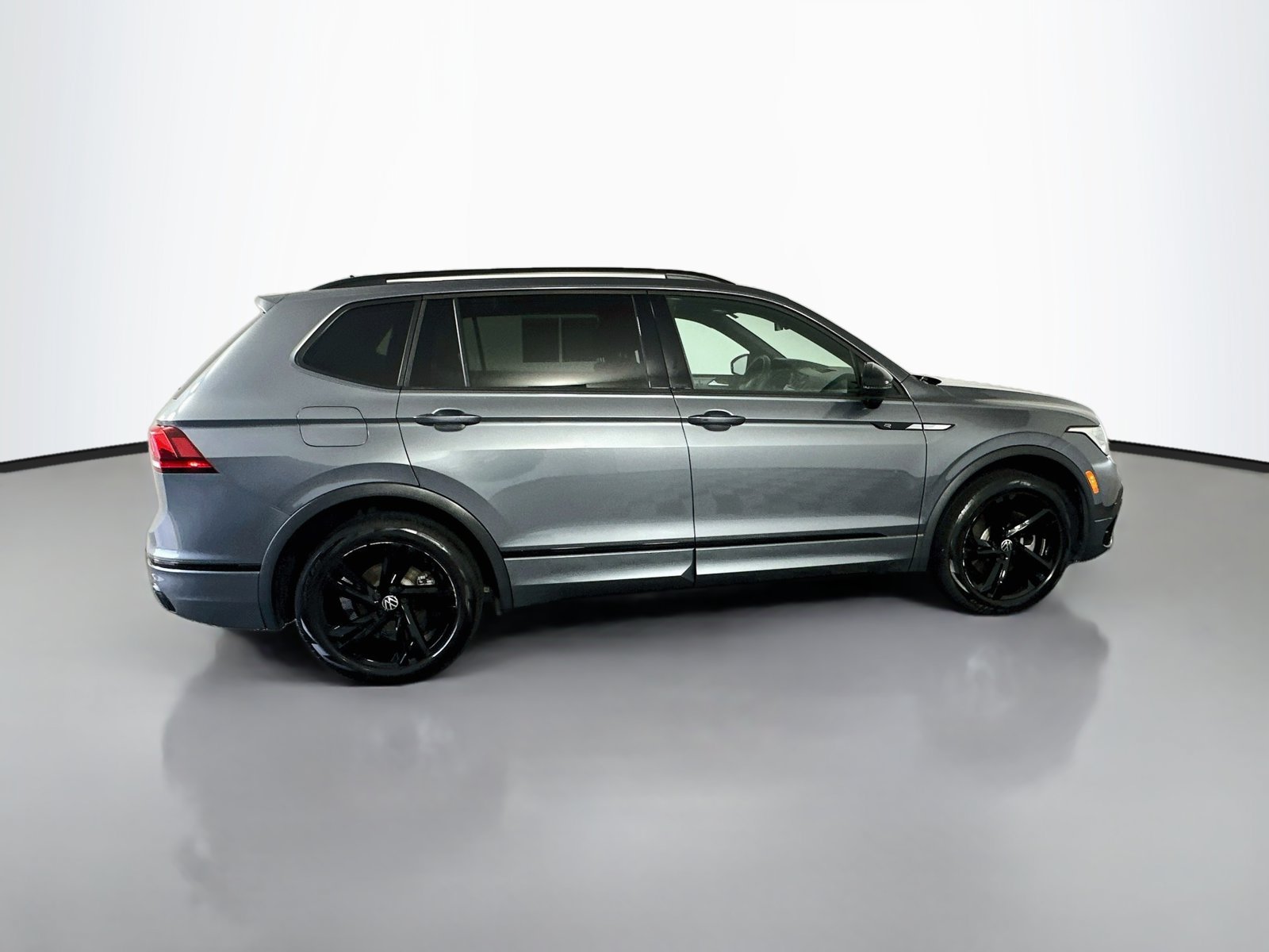 Used 2023 Volkswagen Tiguan SE R-Line FWD image 8