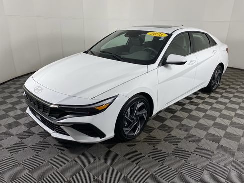 Used 2025 Hyundai Elantra SEL image 12