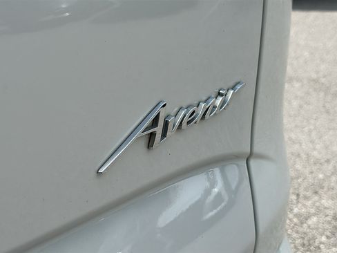 Used 2022 Buick Enclave Avenir w/ Avenir Technology Package AWD/4WD image 11