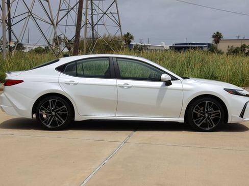 New 2026 Toyota Camry Hybrid FWD image 4