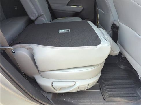 Used 2025 Toyota Highlander XLE FWD image 26
