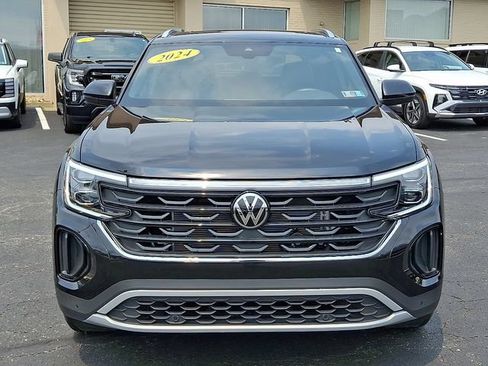 Used 2024 Volkswagen Atlas Cross Sport SE w/ Panoramic Sunroof Package FWD image 2