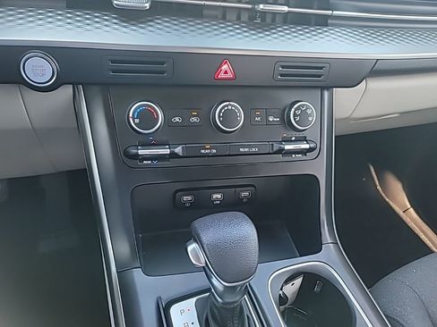 Used 2023 Kia Carnival LX image 16