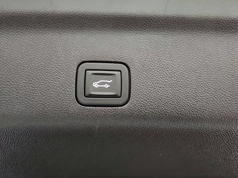 Used 2025 GMC Yukon XL Denali AWD/4WD image 27
