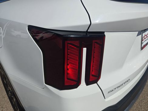 Used 2024 Kia Sorento S image 33