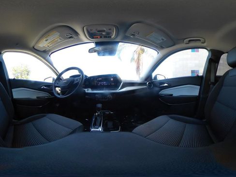 Used 2025 Chevrolet Trax LT FWD image 37