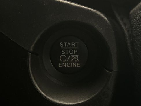 Used 2021 Jeep Renegade Latitude w/ Luxury Group I image 19