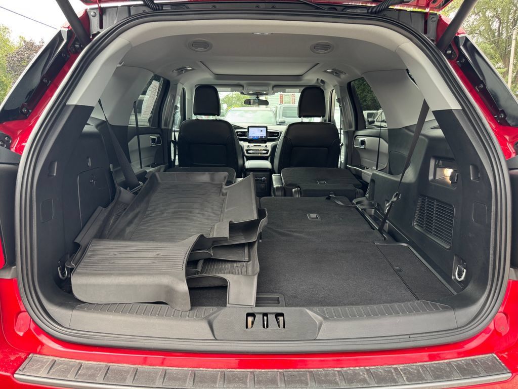 Used 2024 Ford Explorer XLT w/ Equipment Group 202A AWD/4WD image 11