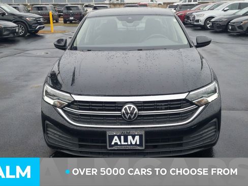 Used 2024 Volkswagen Jetta SE image 2