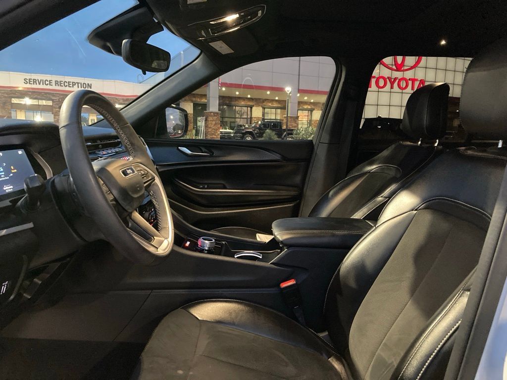 Used 2024 Jeep Grand Cherokee Altitude RWD image 10