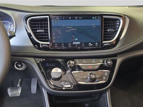 Used 2026 Chrysler Pacifica Limited image 18