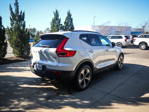 Used 2025 Volvo XC40 B5 Plus image 10
