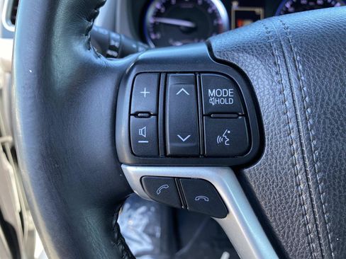 Used 2019 Toyota Highlander XLE AWD/4WD image 16