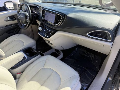 Used 2021 Chrysler Pacifica Touring-L FWD image 16