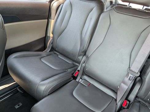 Certified 2026 Kia Carnival FWD image 12