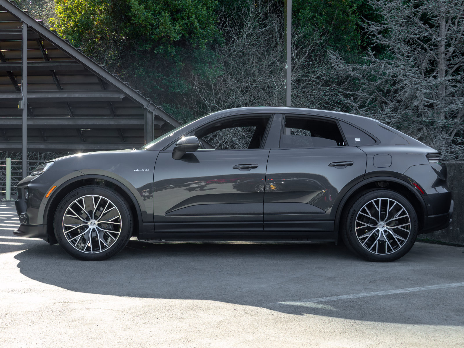 Certified 2025 Porsche Macan 4 Electric AWD/4WD image 2