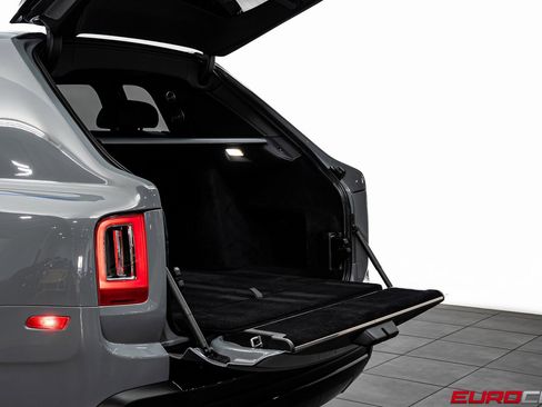 Used 2022 Rolls-Royce Cullinan Black Badge w/ Dark Exterior Package image 18